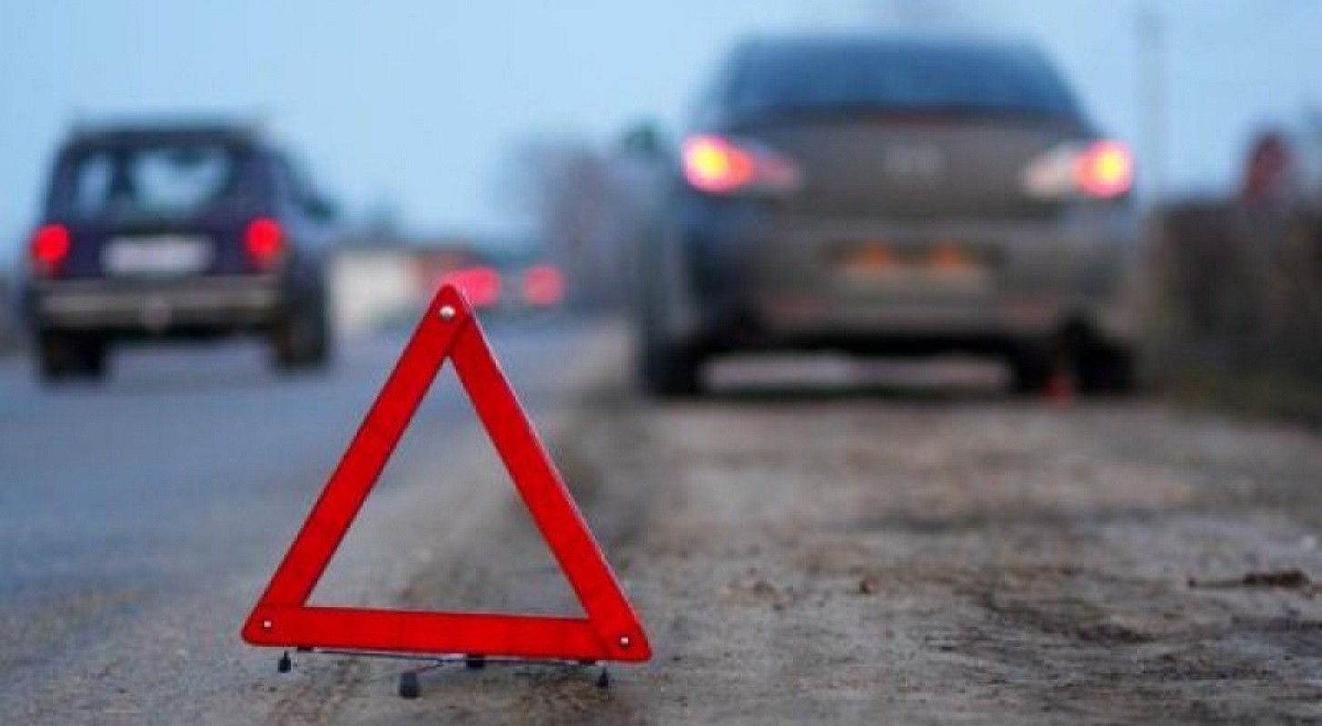 У Снятині лісовоз протаранив авто поліціїї (ВІДЕО)