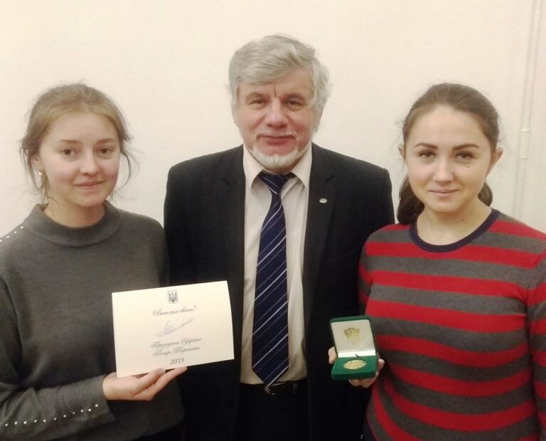 Франківська студентка презентувала в Києві медову жуйку від пародонтиту