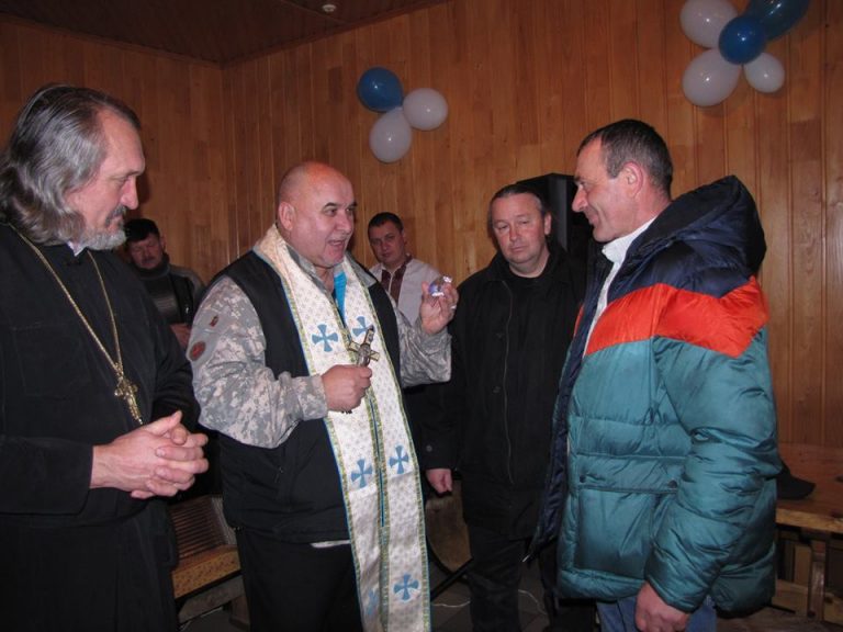 Гуцули Криворівні відправлять на передову нову капличку, смаколики та подарунки від Миколая (ФОТО)