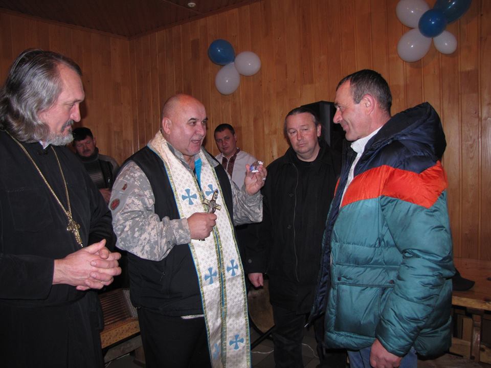Гуцули Криворівні відправлять на передову нову капличку, смаколики та подарунки від Миколая (ФОТО)