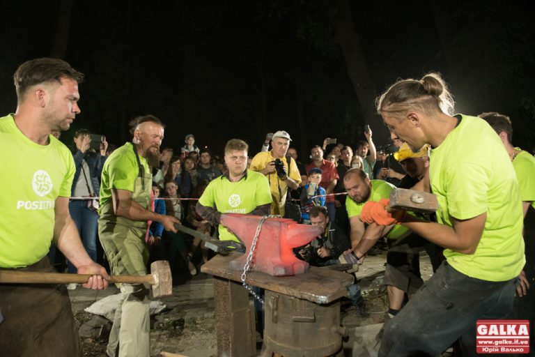 Майстри вогню та металу вразили місто нічним куванням (ФОТОРЕПОРТАЖ + ВІДЕО)