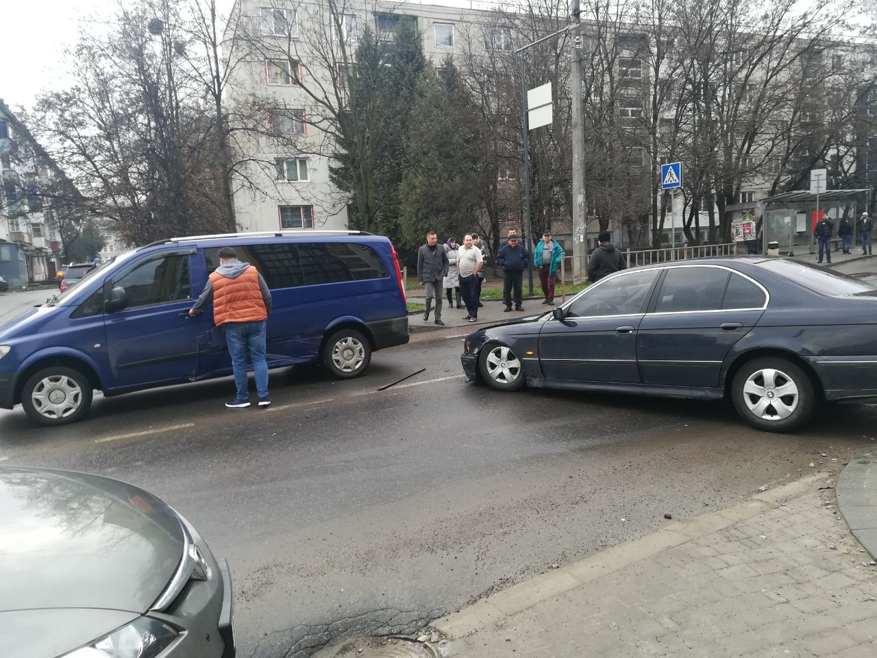 У Пасічній зіткнулися три машини і паралізували рух на Хіміків (ФОТО)