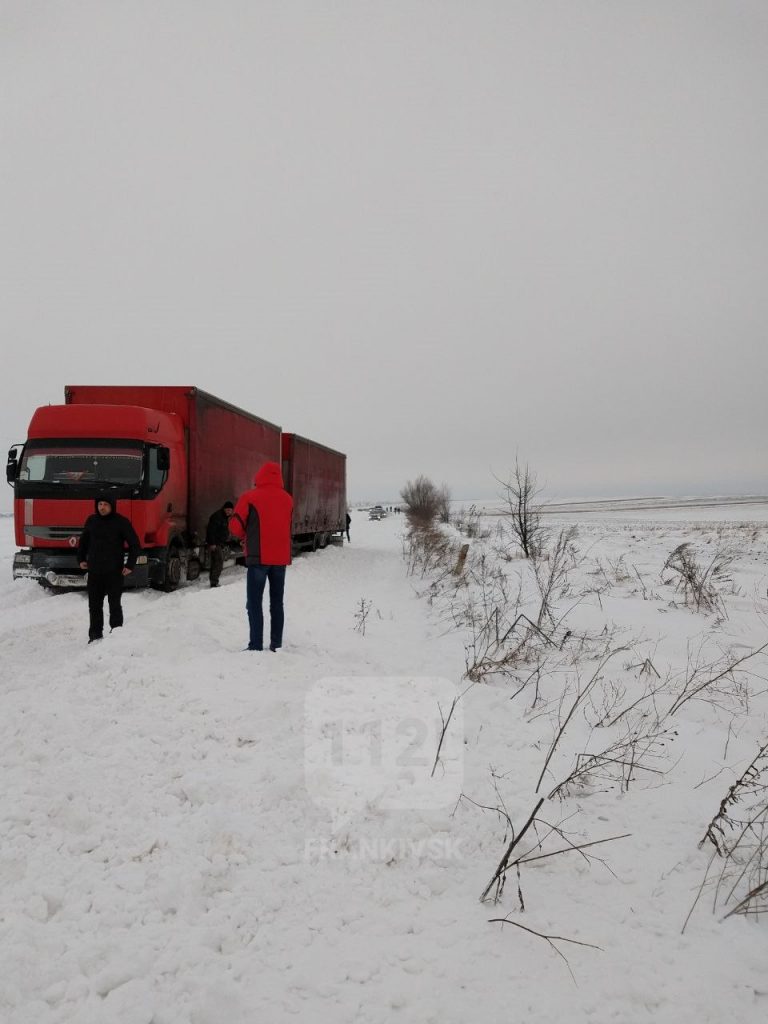 Через негоду рух на Городенку паралізований. Водії самі розчищають дорогу (ФОТОФАКТ,ОНОВЛЕНО)