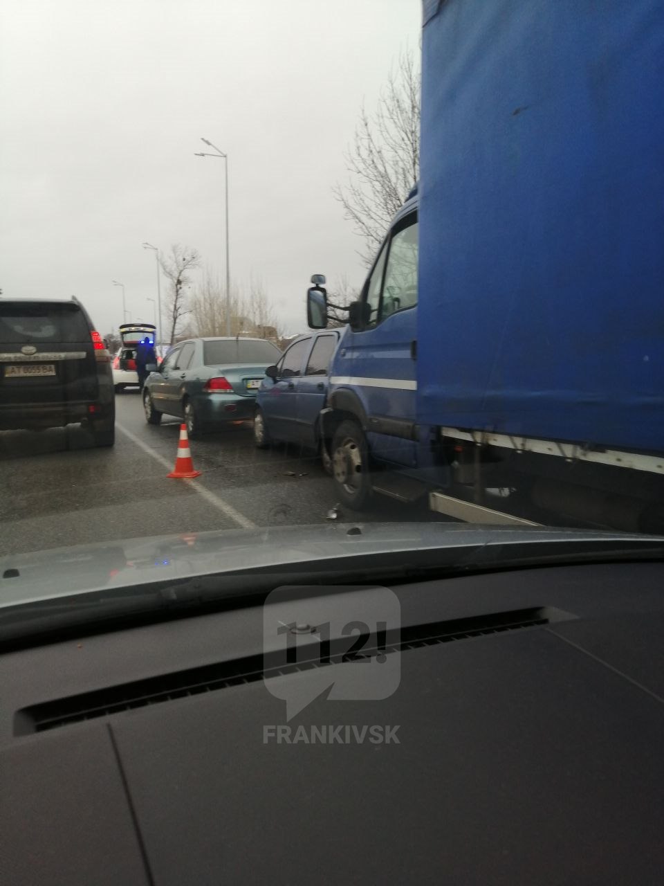 На Набережній зіткнулися п’ять машин, на вулиці значний затор (ФОТО)