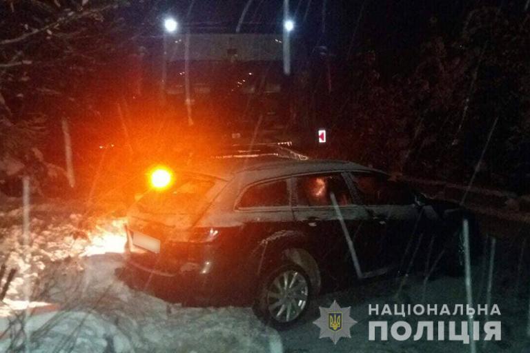 З’явилися фото ДТП, у якій автобус притиснув чоловіка до бордюра