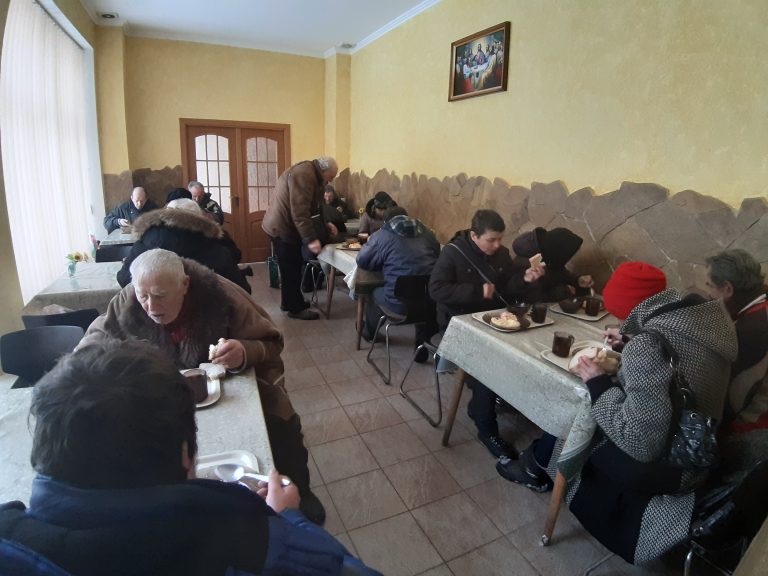 Кожної п’ятниці франківський ресторан годує потребуючих у благодійній їдальні Карітасу (ФОТО)