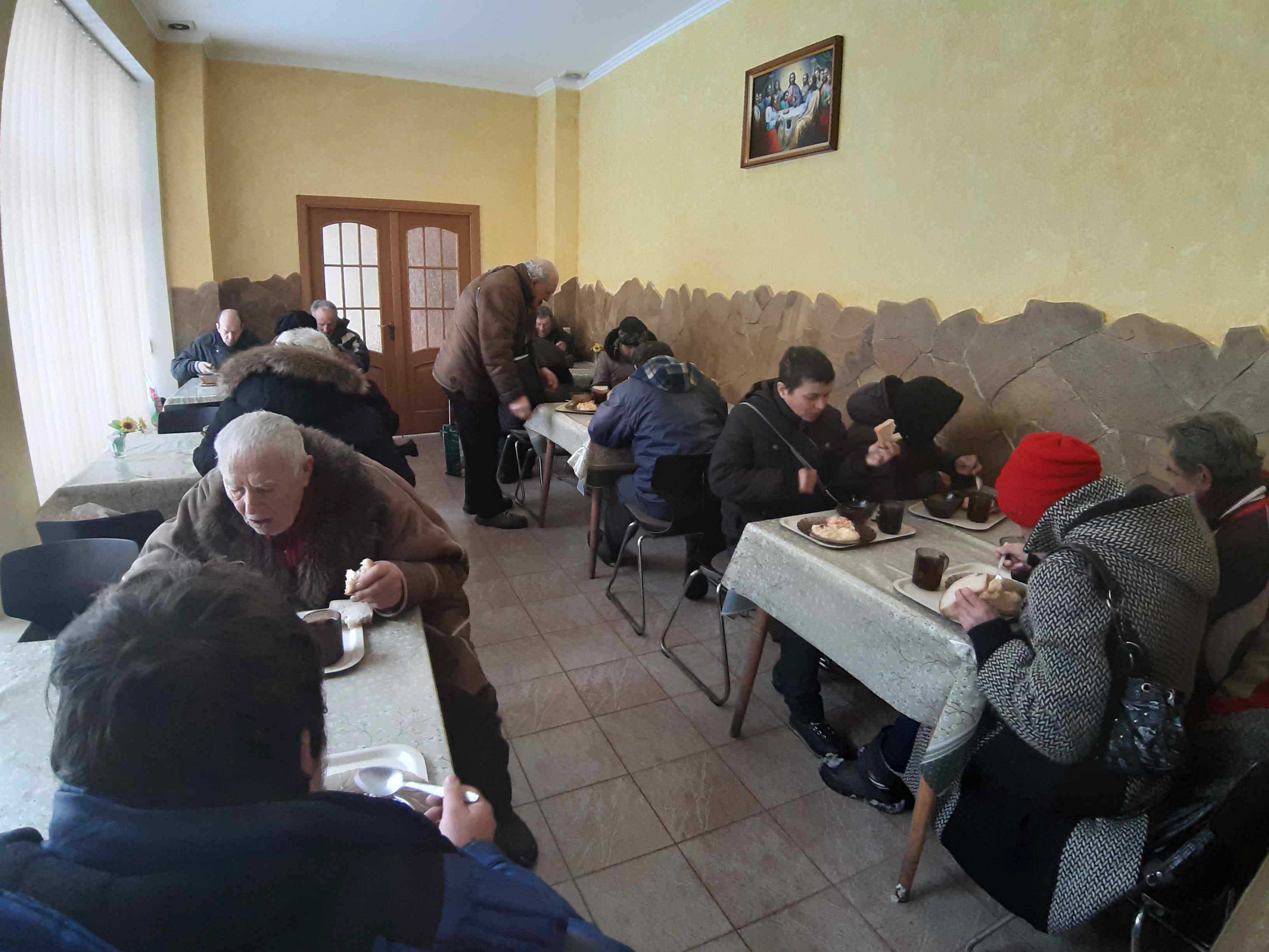 Кожної п’ятниці франківський ресторан годує потребуючих у благодійній їдальні Карітасу (ФОТО)