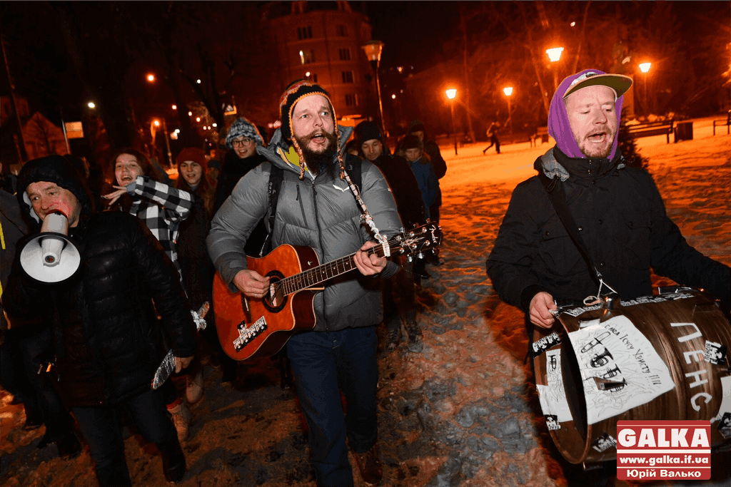 Десятки франківців та гостей міста вуличною колядою прославляють народження Христа (ФОТО, ВІДЕО)