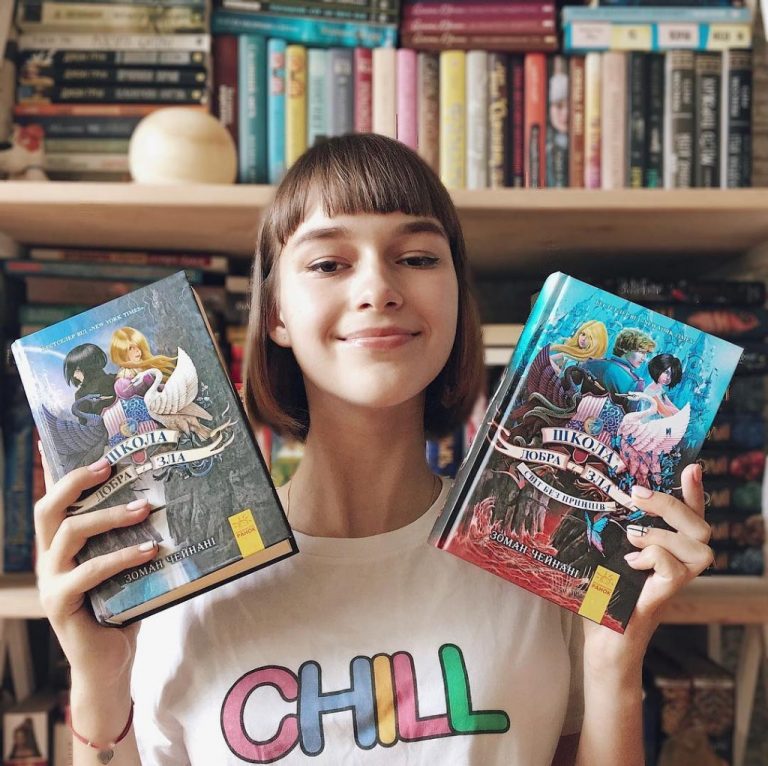 16-річна франківка стала популярною в інстаграмі, бо читає книжки (ФОТО)