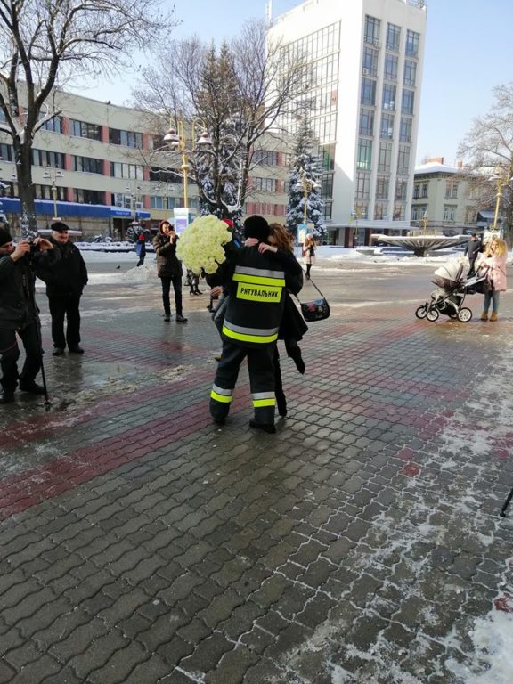 У центрі Франківська рятувальник зробив своїй дівчині неймовірно романтичну пропозицію (ФОТО)