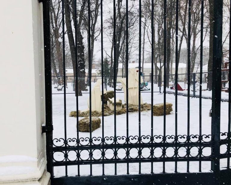 У Франківську встановили вертеп у стилі орігамі (ФОТО)