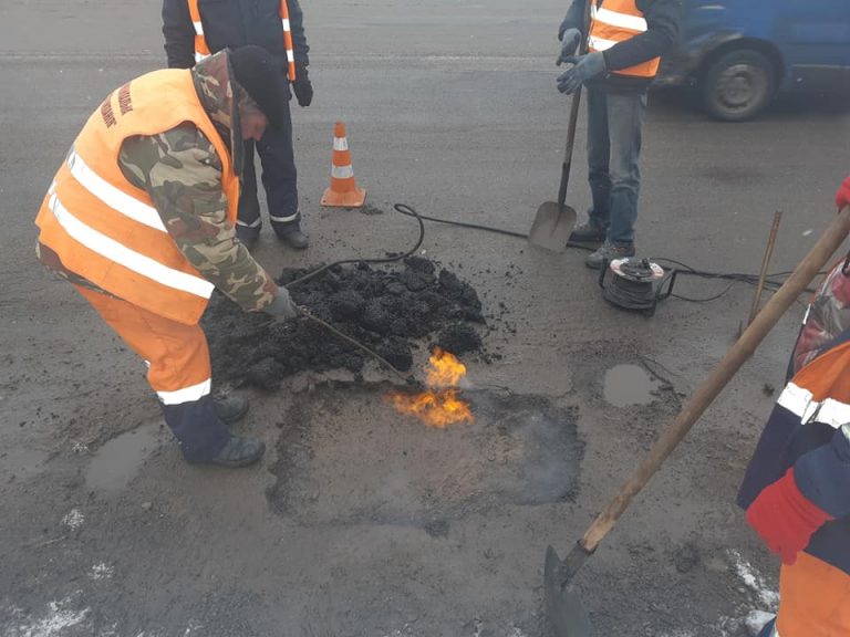 Січневий ремонт: у Франківську почали латати ями на дорогах (ФОТО)