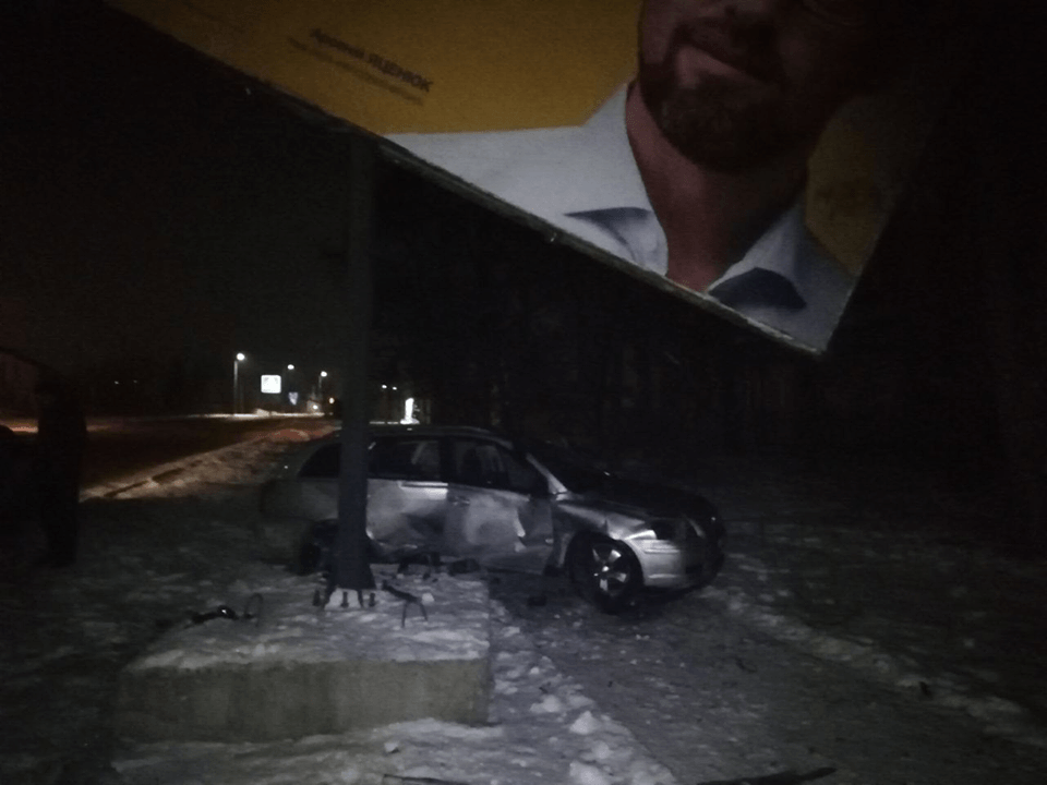Вночі у Франківську авто влетіло в рекламний щит (ФОТОФАКТ)