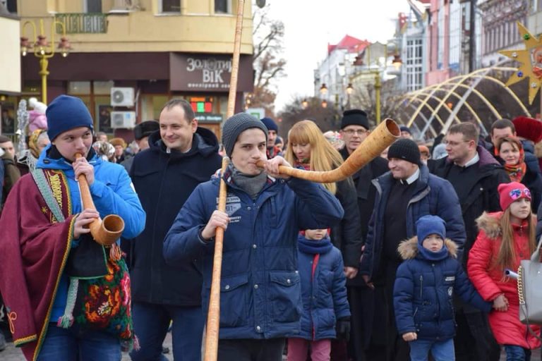 Як “Коляда на Майзлях” ходою до центру міста йшла (ФОТО, ВІДЕО)