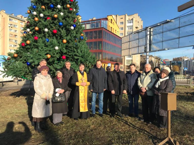Франківці збирають підписи за збереження зеленої зони біля міського озера (ФОТО)