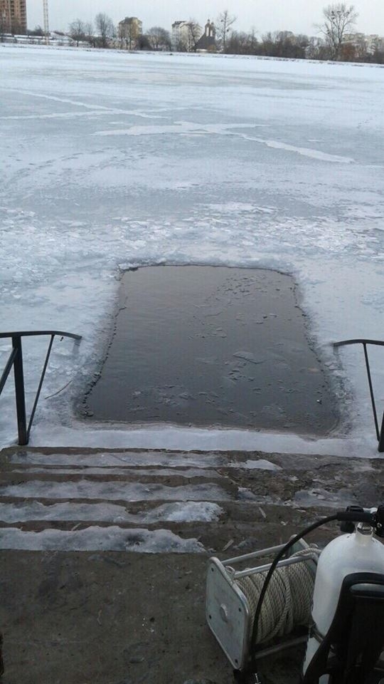 Напередодні Водохреща водолази почистили дно міського озера (ФОТО)
