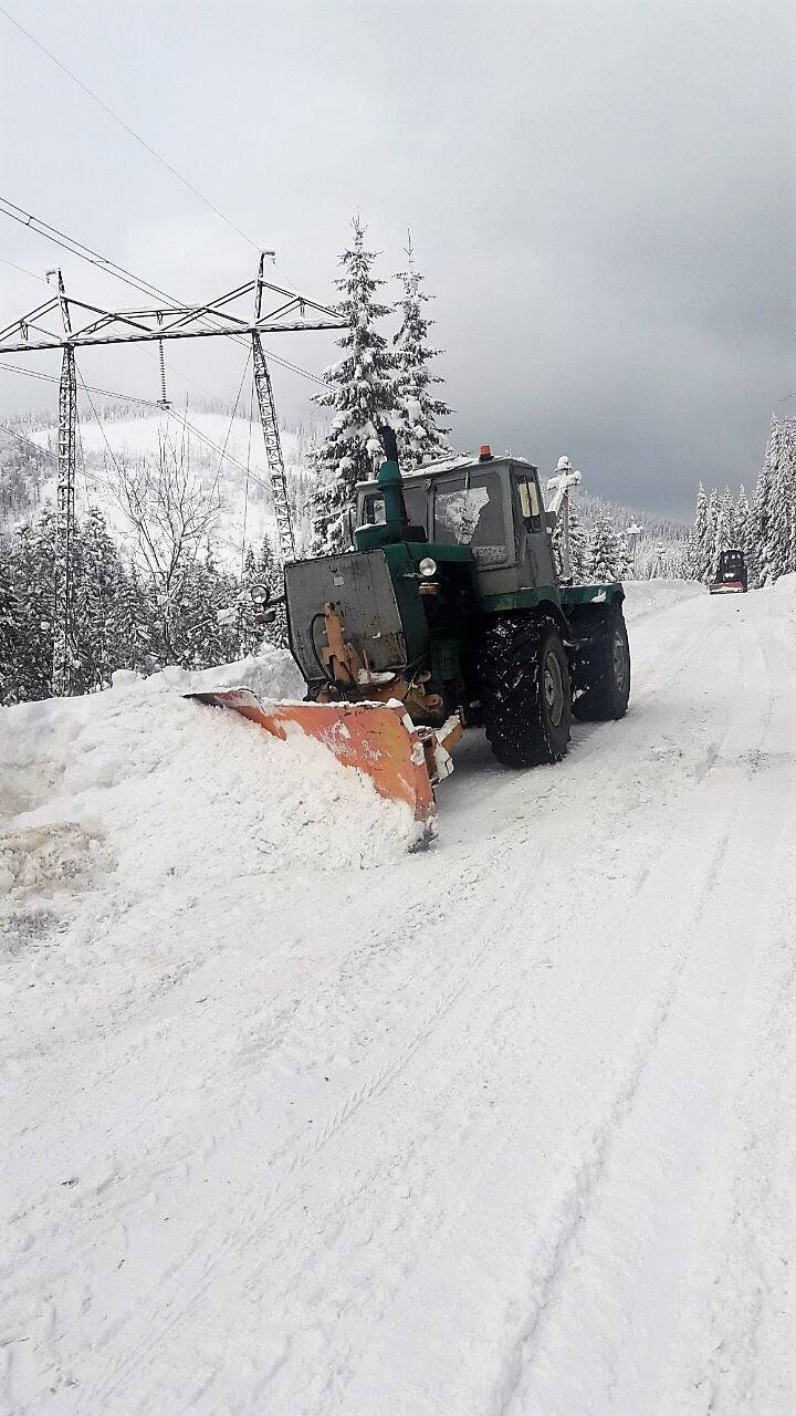 Дорогу Долина – Хуст у високогір’ї замело снігом. Проїзд ускладнений (ФОТО)