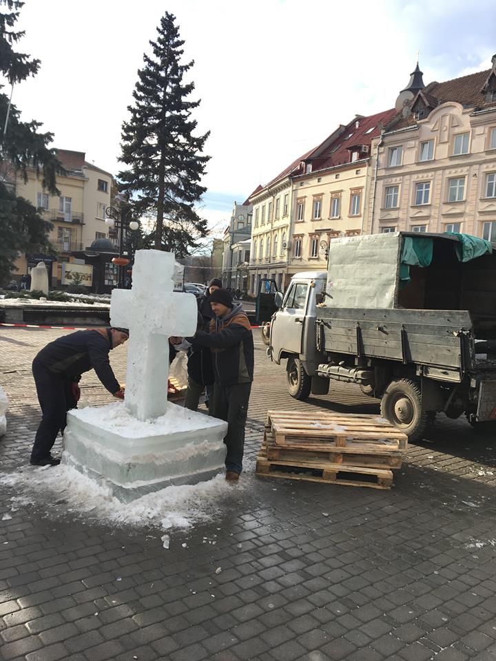 У Франківську до Водохреща почали встановлювати хрест з льоду (ФОТО)