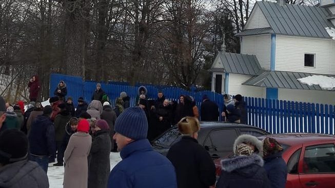 На Прикарпатті прибічники Московського патріархату створили живий щит проти вірян ПЦУ (ФОТОФАКТ)