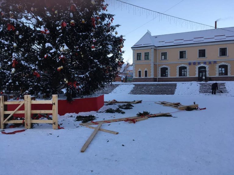 У Яремче невідомі понищили новорічну ялинку та огорожу (ФОТО)
