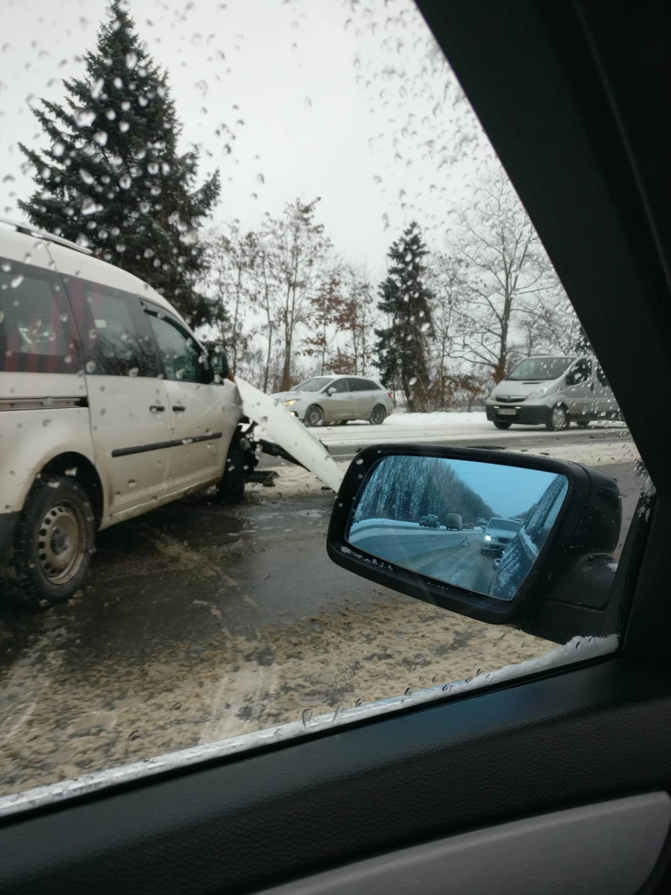 На виїзді з міста ДТП, рух в бік Тисмениці ускладений (ФОТО)