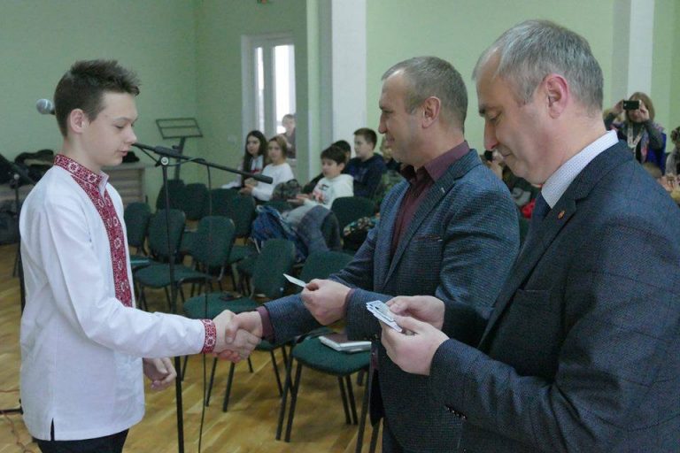 Франківськім школярам урочисто вручили паспорти громадянина України (ФОТО)