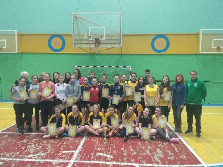 Франківські школярки позмагалися в гандбольному турнірі на кубок учасників АТО (ФОТО)