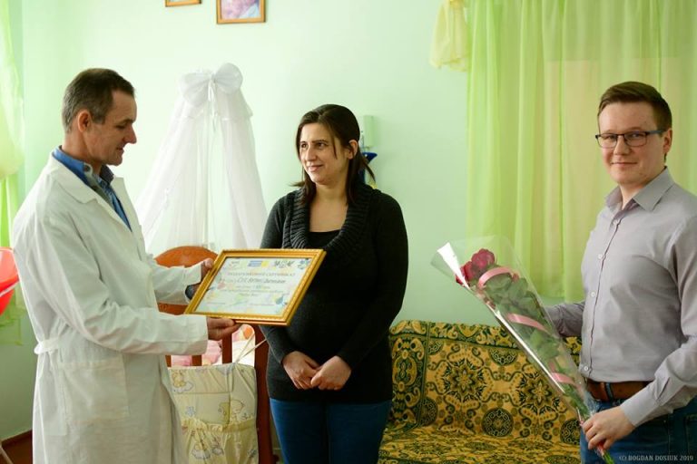 У Франківську замість бейбі-боксів батьки отримуватимуть від міської влади подарункові сертифікати