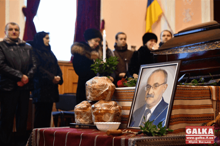 Сотні людей прийшли попрощатися з екс-головою обласної ради (ФОТО)