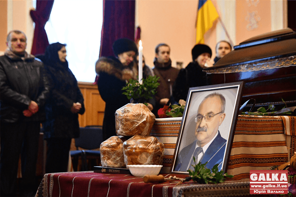Сотні людей прийшли попрощатися з екс-головою обласної ради (ФОТО)