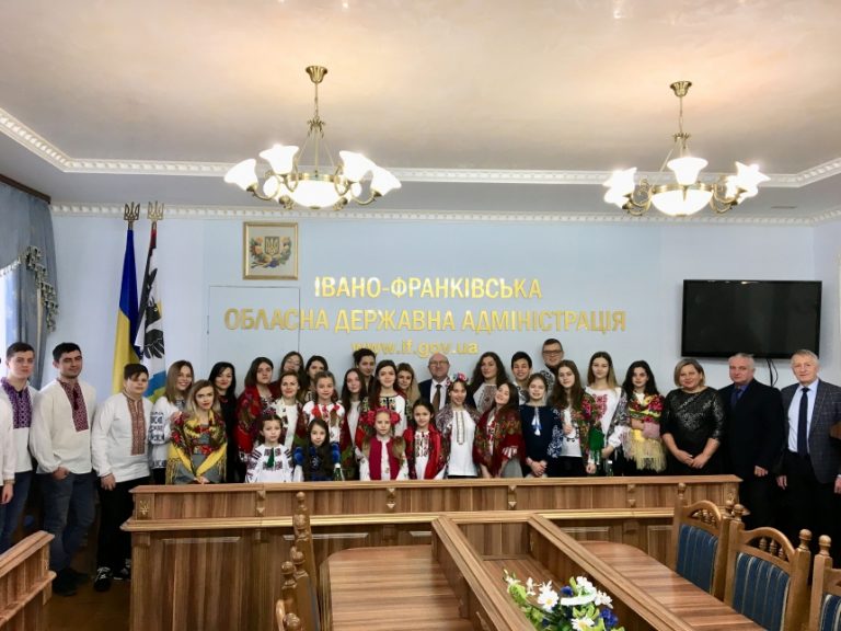 До Івано-Франківської ОДА завітали юні колядники (ФОТО)