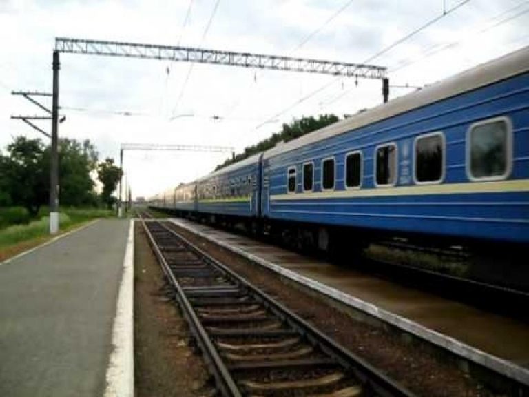 Працівниця потягу “Миколаїв-Івано-Франківськ” відмовилася розмовляти з військовим українською (ВІДЕО)