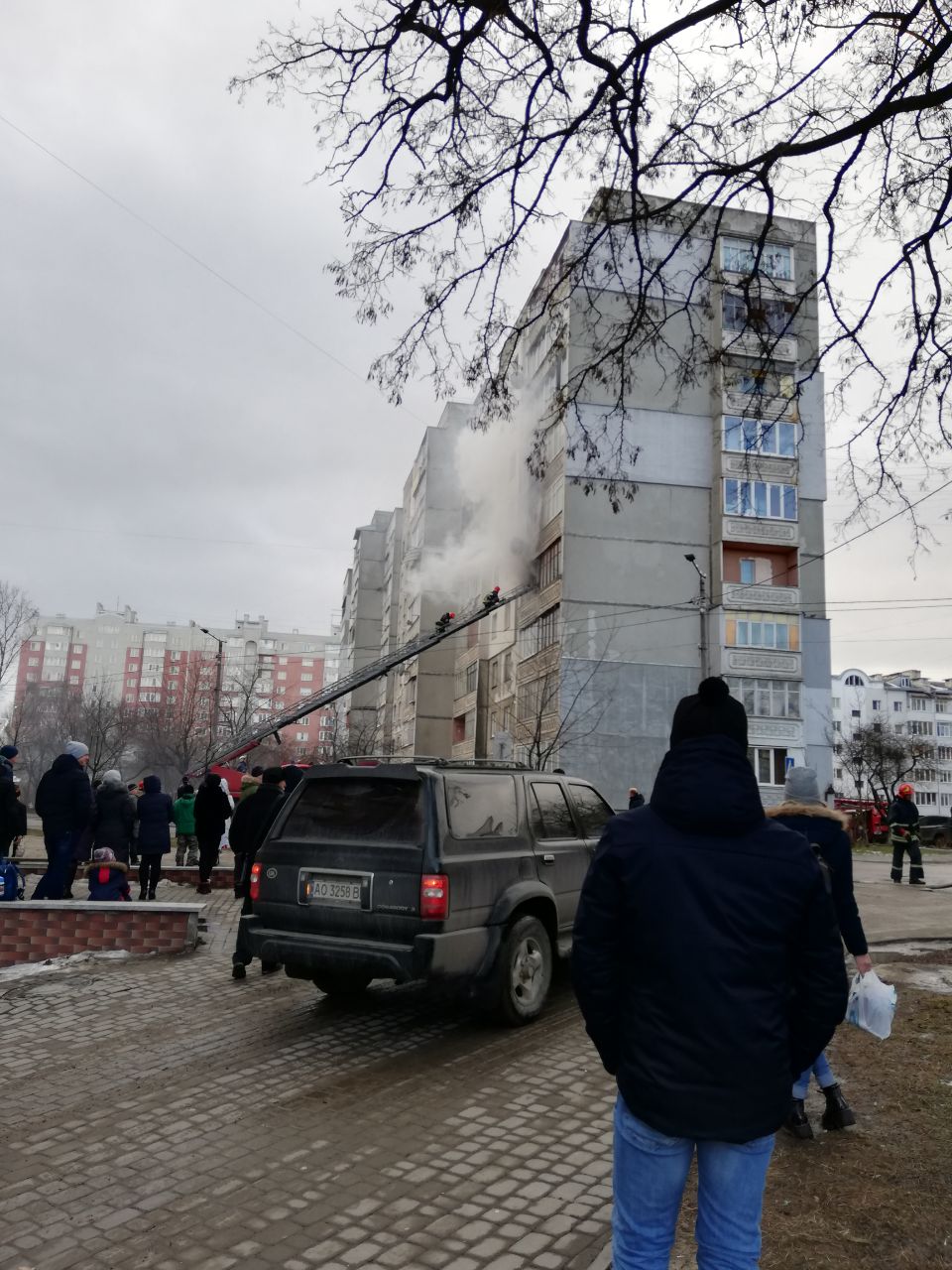 На Пасічній у багатоповерхівці горить квартира (ФОТО, ВІДЕО)