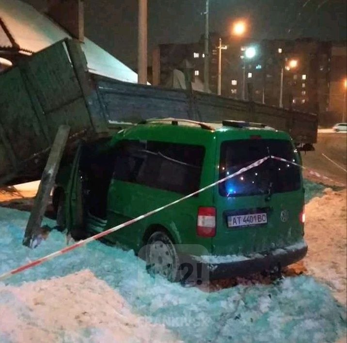 На Симоненка водій Фольксвагена врізався у причіп: двоє травмованих (ФОТО)