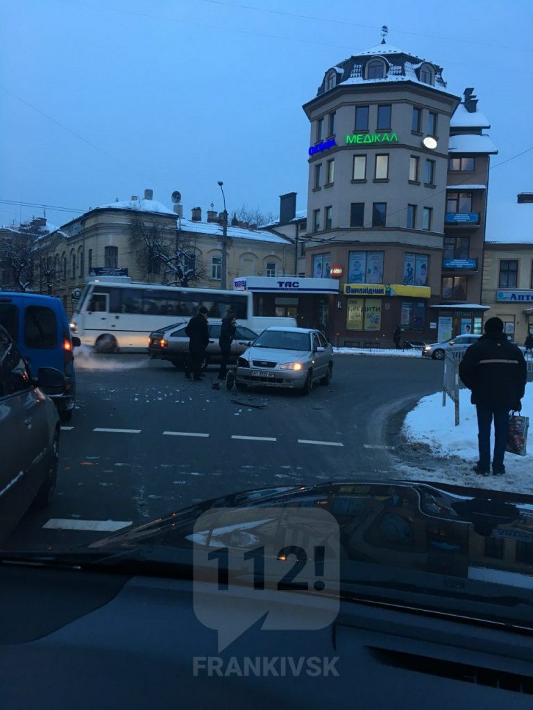 На перехресті в центрі міста ранкова ДТП (ФОТОФАКТ)
