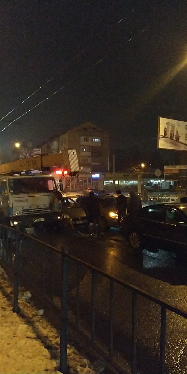 Центр міста та вулиці в напрямку Пасічної застрягли у заторах через ДТП на мості (ФОТО)