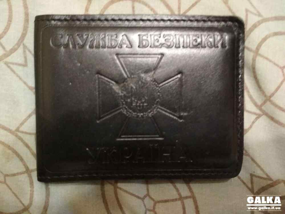 Затримали прикарпатця, котрий видавав себе за “СБУшника” зі зв’язками і збирав з людей гроші (ФОТО)
