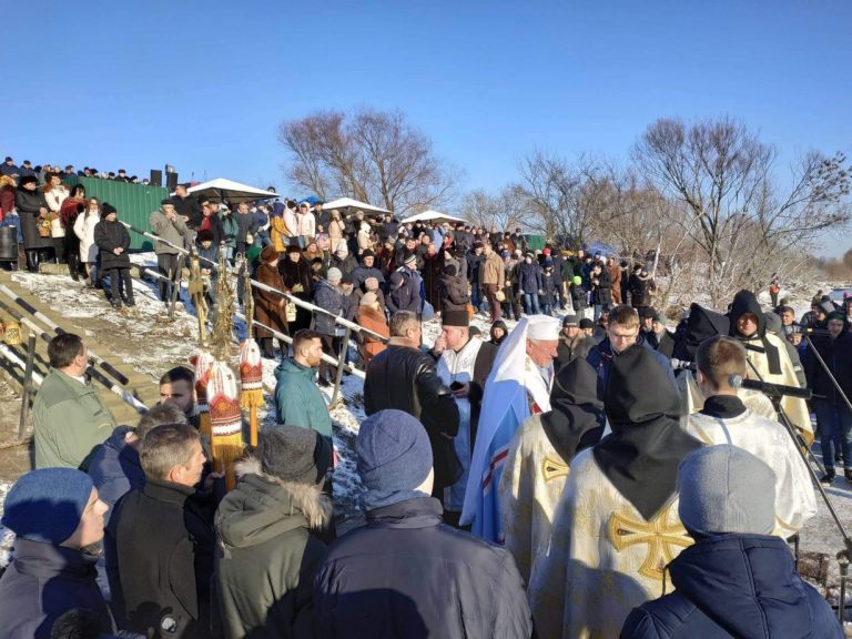 Як франківці святкують Водохреща на Бистриці (ФОТО)