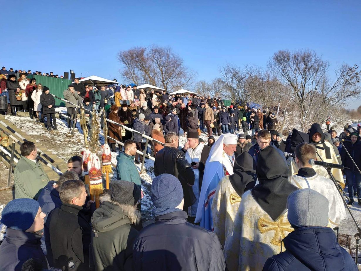 Як франківці святкують Водохреща на Бистриці (ФОТО)