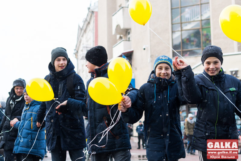 Тисячі франківців утворили живий “ланцюг єднання” до Дня Соборності (ВІДЕО)
