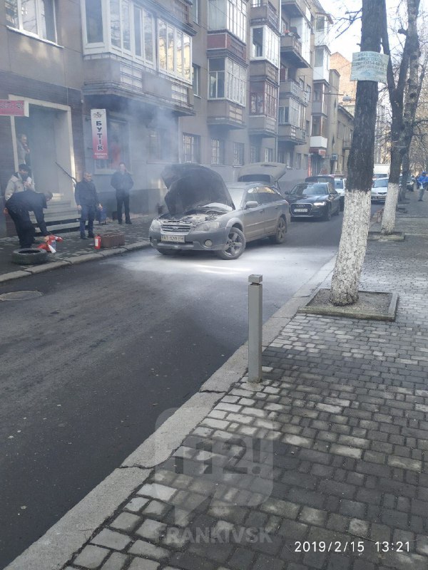 У центрі Франківська загорілася машина (ФОТО)