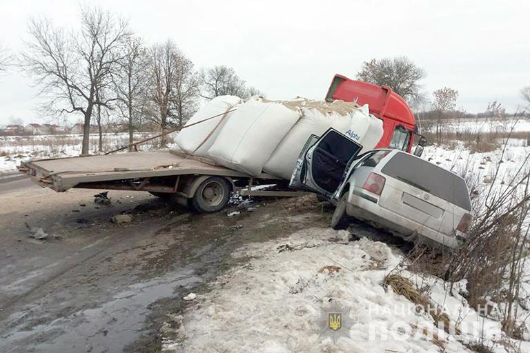 На Калущині вантажівка і легковик злетіли у кювет, двоє людей травмовані (ВІДЕО, ОНОВЛЕНО)