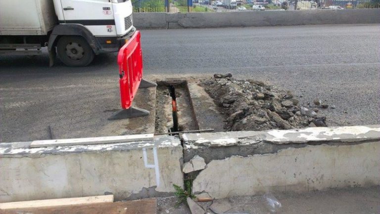 Дотягнути до ремонту. Діючий міст на Пасічну «тріщить по швам» (ВІДЕО)