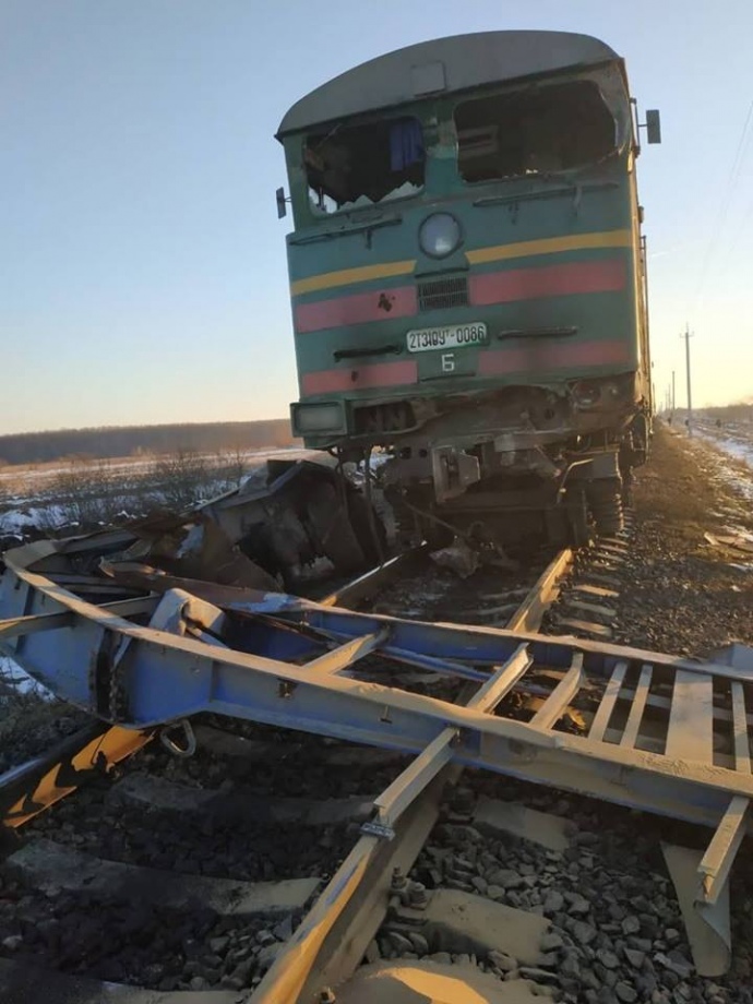 Під Івано-Франківськом пасажирський поїзд протаранив вантажівку (ФОТО)