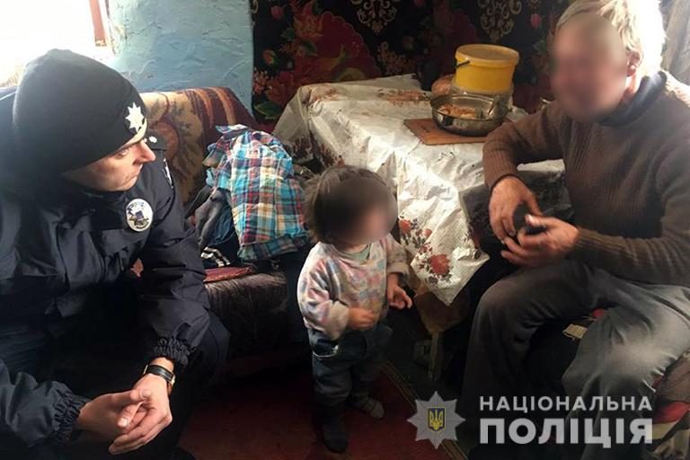 На Надвірнянщині мати залишила дворічного хлопчика на співмешканця-пенсіонера – дитину забрали поліціянти (ФОТО)
