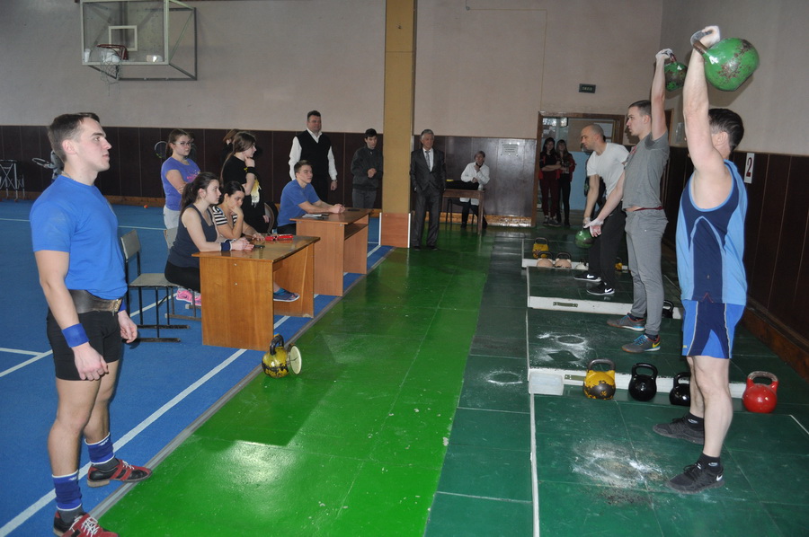 Викладачі франківського вишу позмагалися в гирьовому спорті (ФОТО)