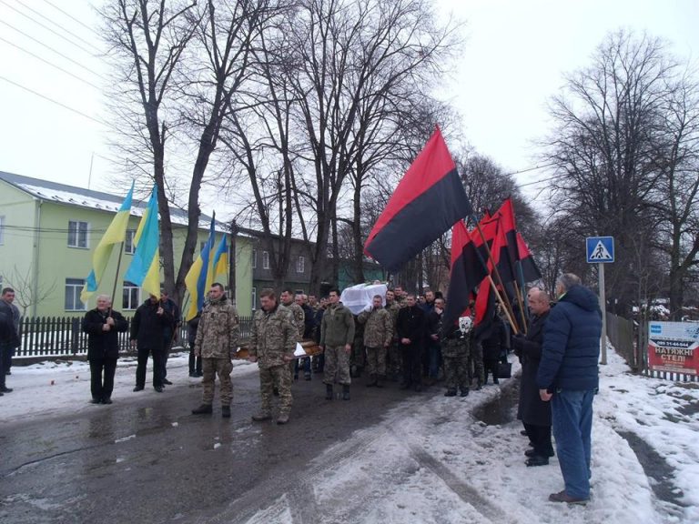 На Прикарпатті попрощалися з бійцем, який загинув на сході України (ФОТО)