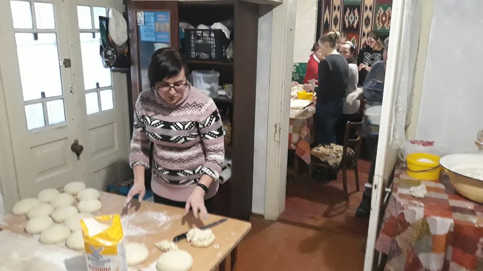 Небайдужі прикарпатці відправили в зону ООС шість тисяч вареників (ФОТО)