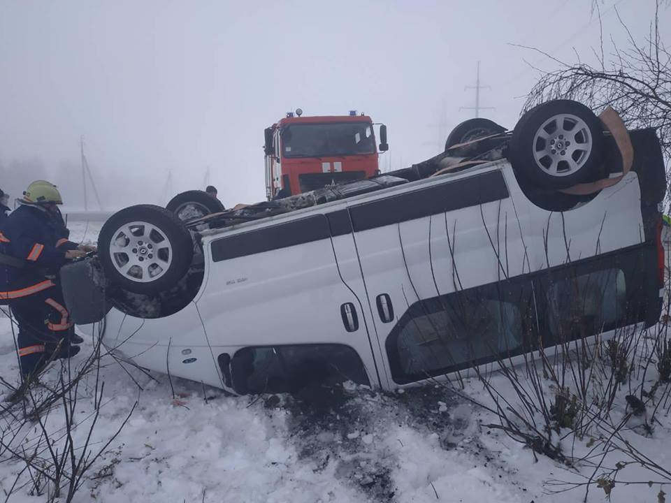 ДТП на Франківщині: автомобіль перекинувся у кювет (ФОТОФАКТ)