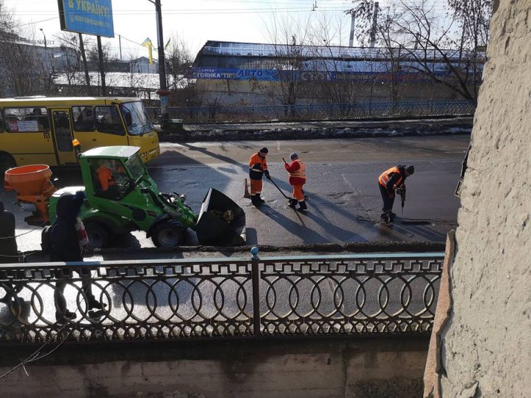 На вулиці Незалежності латають дорожнє покриття на мості (ФОТО)